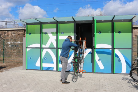 Das erste Fahrrad wird in eine obere Box eingeschoben.