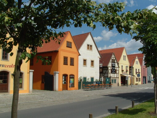  Découvrez ce qui est peut-être la plus belle place du village au monde et visitez l'un des nombreux restaurants. 