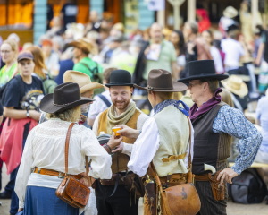 Markttreiben auf dem Festgelände